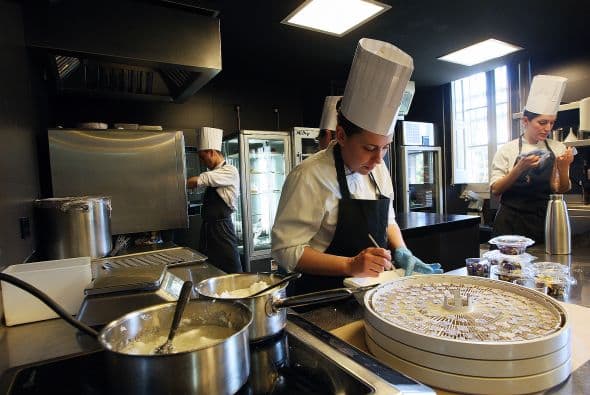 La lista completa: 1. Noma en Copenhague, Dinamarca. 2. El Celler de Can Roca en Girona, España. 3. Osteria Francescana en Modena, Italia. 4. Eleven Madison Park en Nueva York, EU. 5. Dinner by Heston Blumenthal en Londres, Reino Unido. 6. Mugaritz en San Sebastián, España. 7. Dom en Sao Paulo, Brasil. 8. Arzak en San Sebastián, España. 9. Alinea en Chicago, EU. 10. The Ledbury en Londres, Reino Unido. 11. Mirazur en Menton, Francia. 12. Vendome en Bergisch Gladbach, Alemania. 13. Nahm en Bangkok, Tailandia. 14. Narisawa en Tokio, Japón. 15. Central en Lima, Perú. 16. Steirereck en Viena, Austria. 17. Gaggan en Bangkok, Tailandia. 18. Astrid y Gastón en Lima, Perú. 19. Faviken en Järpen, Suecia. 20. Pujol en Ciudad de México, México. 21. Le Bernardin en Nueva York, EU. 22. Vila Joya en Albufeira, Portugal 23. Restaurante Frantzén en Estocolmo, Suecia. 24. Ámbar en Hong Kong, China. 25. L'Arpege en París, Francia.