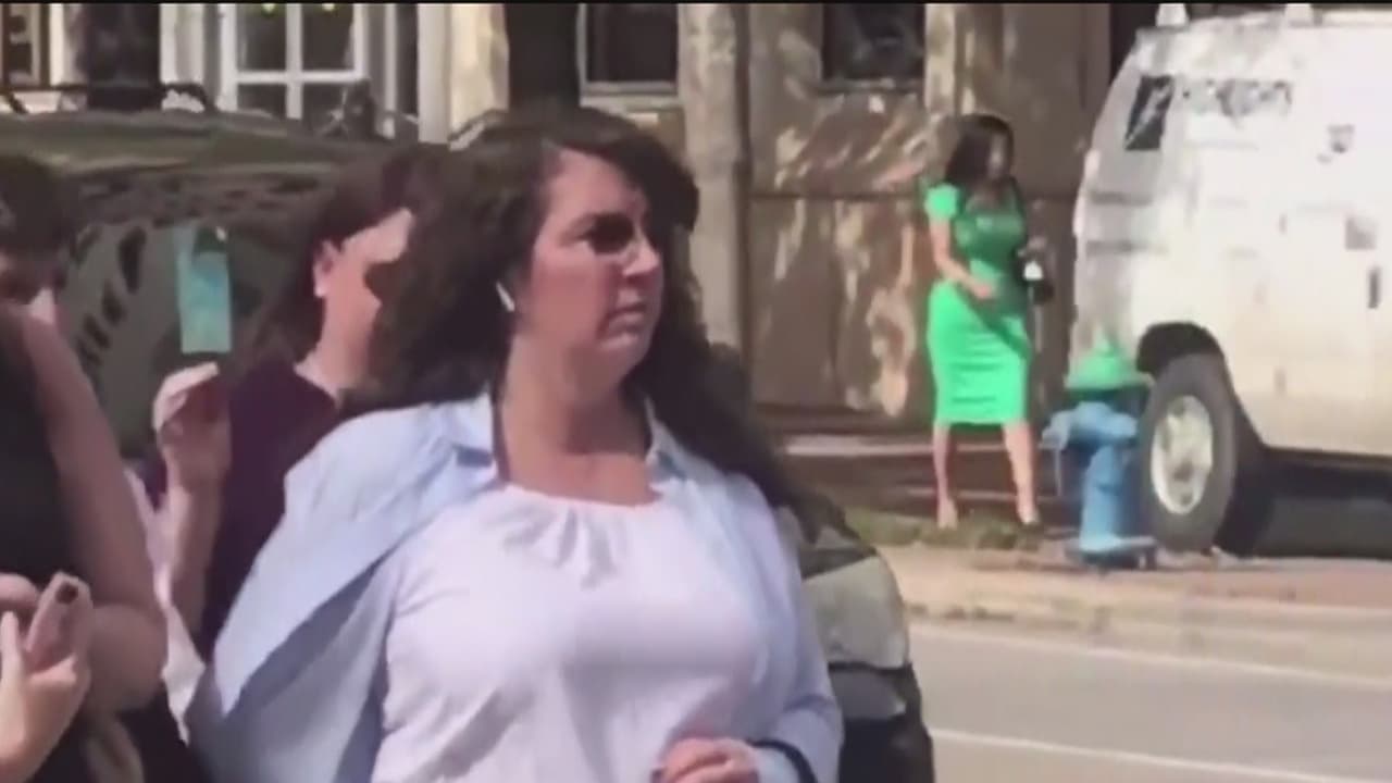 Retiran los cargos contra exoficial texana acusada de asesinato por la muerte de John Hernández