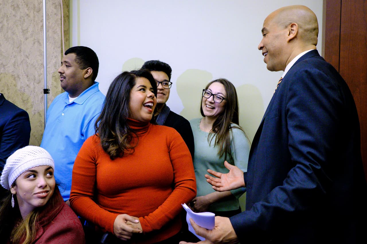 Los legisladores demócratas Nancy Pelosi y Corey Booker reciben a los dreamers presentes en el discurso del presidente. El representante republicano por Arizona Paul Gosar escribió más temprano en Twitter que contactó a la policía del Capitolio y al fiscal Jeff Sessions para pedirles que 
<a href="Congresista republicano pide que arresten a los indocumentados que asistan al Estado de la Unión">consideraran la detención de todos los inmigrantes indocumentados</a> que asistan al discurso del Estado de la Unión.