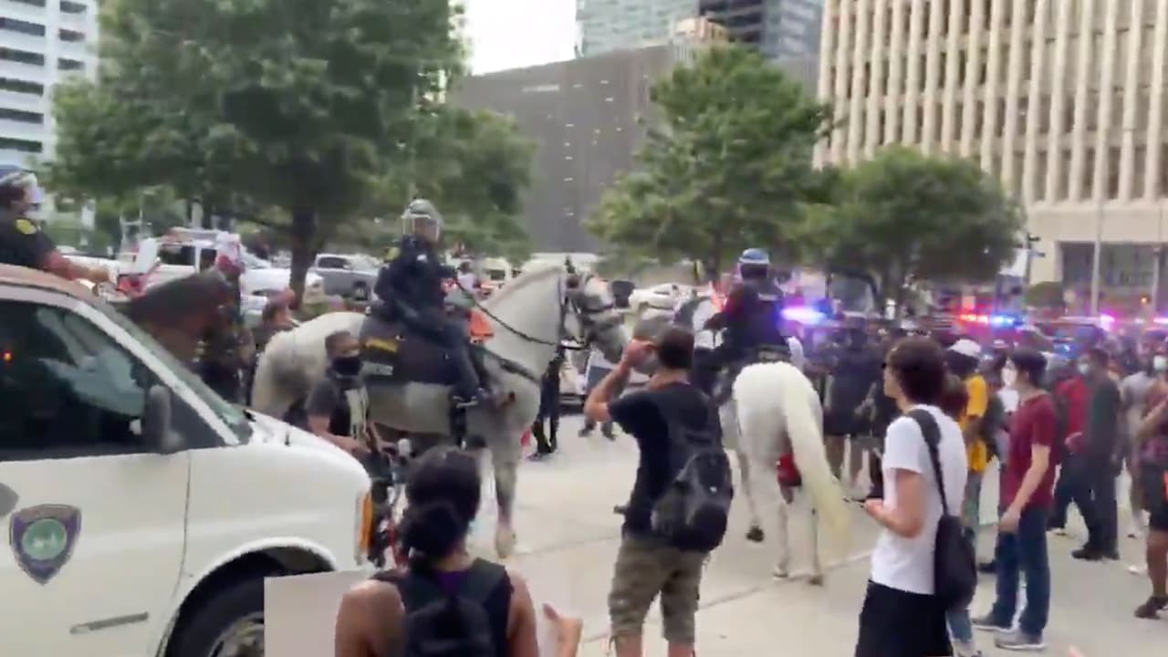 En las imágenes se ve cuando la mujer se manifestaba junto con muchas otras personas.