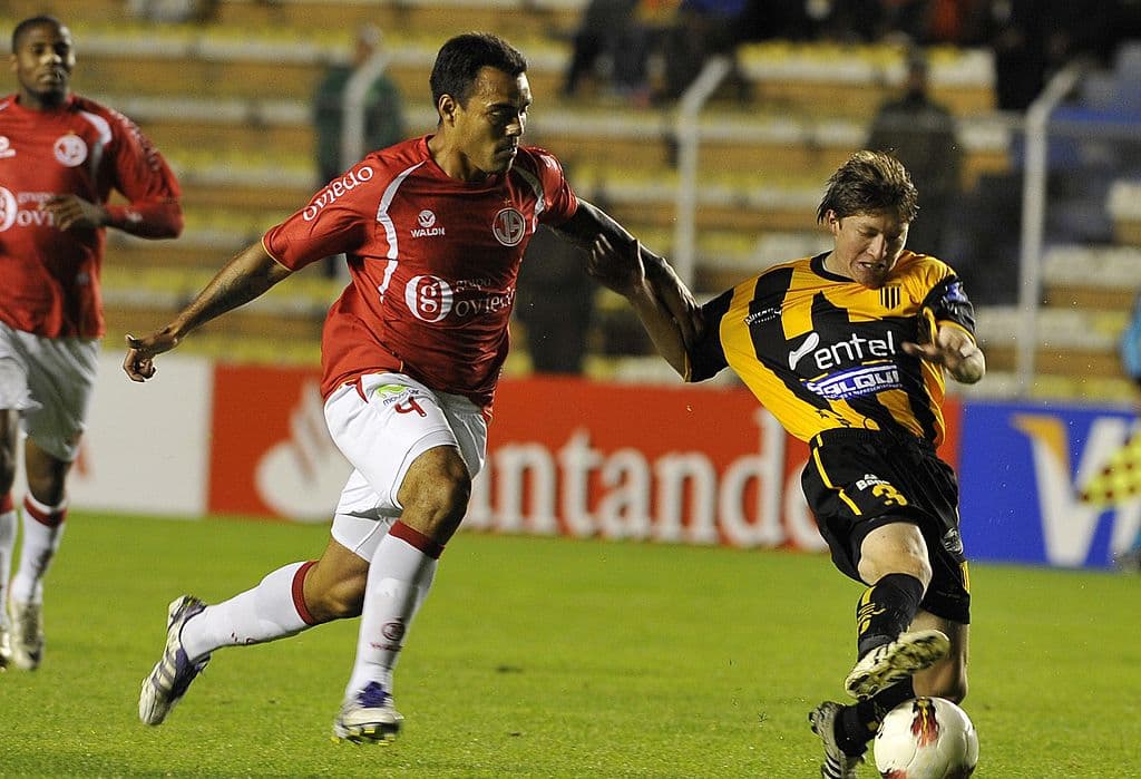 El defensor argentino se fracturó el cráneo en 2009 mientras jugaba para el Alianza de Lima Perú.
<br>