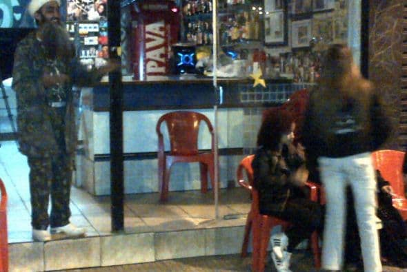 Así que si alguna vez te encuentras en Sao Paulo y eres curioso podrías visitar "La Caverna de Bin Laden", pedir una bebida y tomarte una fotografía con el falso terrorista.