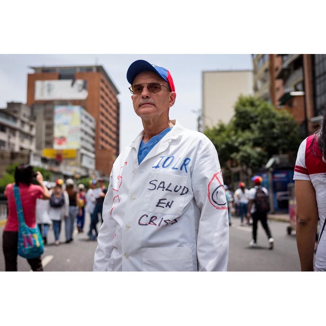 <b><a href="https://www.instagram.com/p/BUaULhQgYP_/?taken-by=prodavinci">José Francisco Mata</a>, 61 años, cirujano oncólogo, Instituto de Oncología Dr. Luis Razetti. </b>“Tengo 35 años ejerciendo como cirujano oncólogo. Lo más difícil es ver que los pacientes esperan turnos quirúrgicos, radioterapias o quimioterapias y 
<a href="http://www.univision.com/noticias/salud/a-los-medicos-venezolanos-les-quita-el-sueno-ejercer-en-medio-de-la-escasez-e-inseguridad">no se les puede ofrecer los tratamientos oportunamente</a>. En el instituto Luis Razetti tuvimos casi cinco meses sin poder operar porque se robaron los cables que alimentan el sistema de succión de los quirófanos. Eso es algo que sólo lo puede hacer gente indolente. Cuando por fin se logró recuperar el cableado y poner a funcionar el sistema, apenas duró una semana porque los volvieron a robar. Para hacer cirugía conservadora de la mama es condición
<i> sine qua non</i> darle radioterapia a la paciente. En el hospital nos hemos visto en la necesidad de hacer muchas mastectomías radicales porque sabemos que no van a recibir la radioterapia. 
<b>El problema del cáncer es que no espera</b>. Los tumores avanzan, siguen su camino. Agarran otros órganos. Cuando logramos operar, los pacientes deben esperar el tratamiento complementario y los medicamentos. Uno se siente impotente. Cuando los tratamientos no se hacen de manera oportuna o hay que interrumpirlos, aumenta la probabilidad de recaídas, de metástasis o incluso la muerte”. Testimonio y foto: 
<a href="https://www.instagram.com/indirapop/">Indira Rojas</a> y 
<a href="https://www.instagram.com/@aka2863">Andrés Kerese</a>.