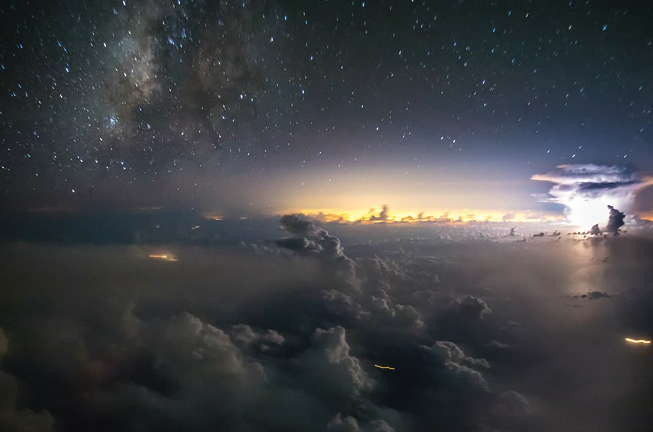 "On the other hand, with the technique I learned that the lighting bolts work like a flash, a flash that for a thousandth of a second illuminates 80% of the frame and stops the movement, even if the shutter stays open for several seconds", added Borja. The image shows a powerful strike on the east coast of the USA, with the lights of Miami in the background.