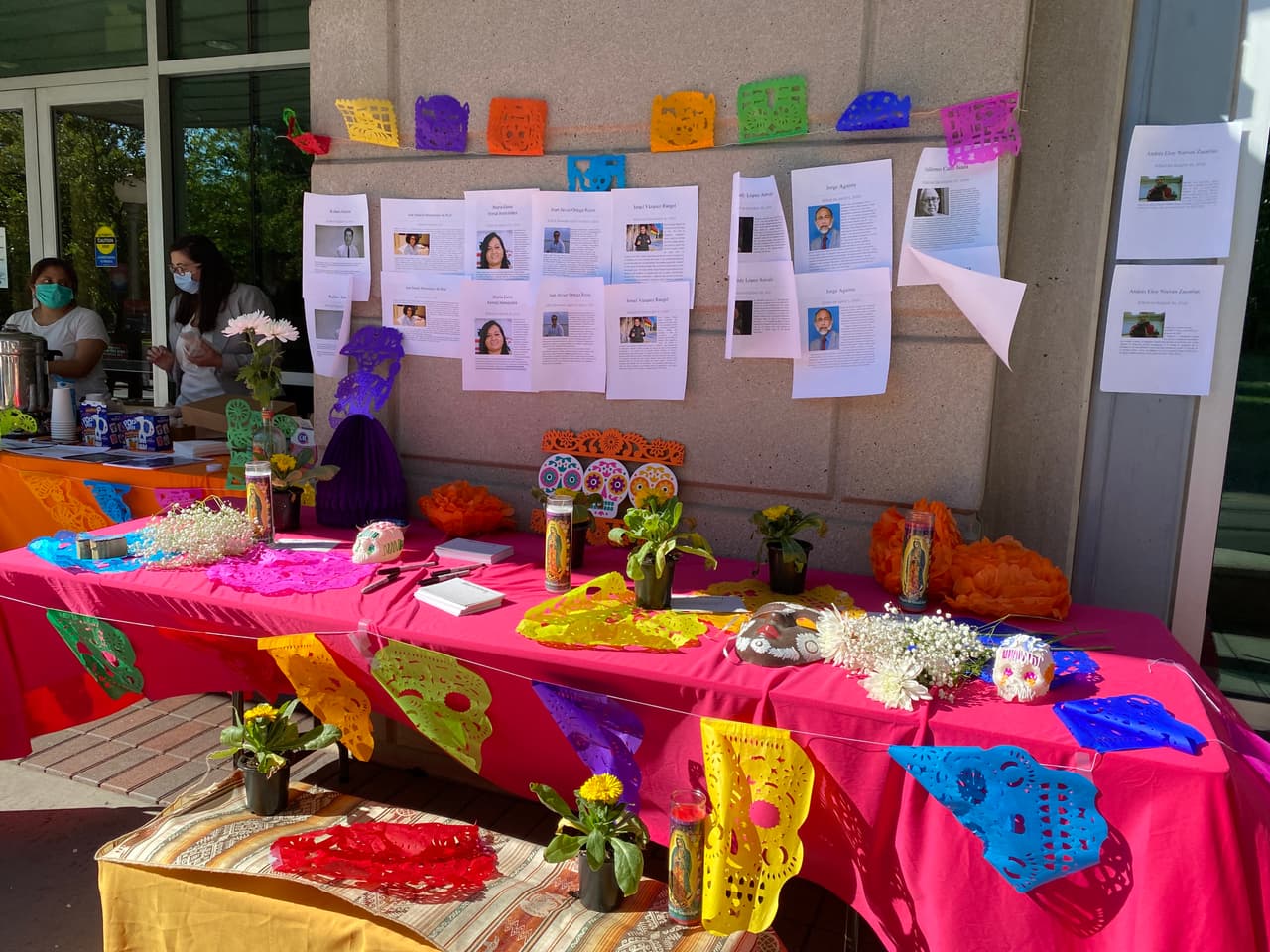Conmemoración del Día de los Muertos por estudiantes de periodismo de la Universidad de Arizona.