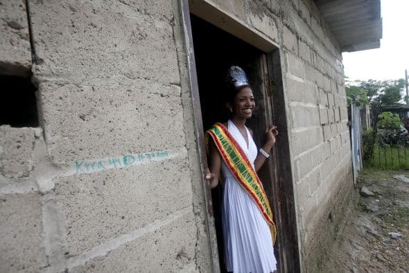 La nueva 'reina de belleza' de 19 años y docente de preescolar y escuela primaria, presentó un proyecto de apoyo a los niños y jóvenes de comunidades vulnerables para que aprovechen el tiempo libre y se alejen de la violencia, mediante la fabricación de artesanías.