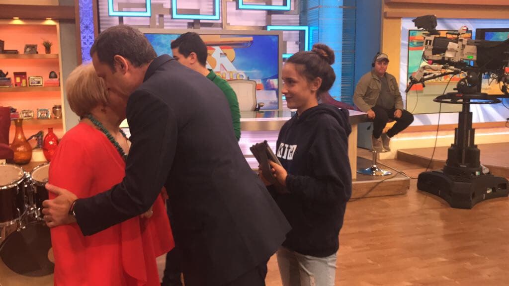 Después de un buen desayuno, Hannah estuvo muy atenta a todo lo que pasaba, y aprovechó para saludar a la Dra. Nancy.