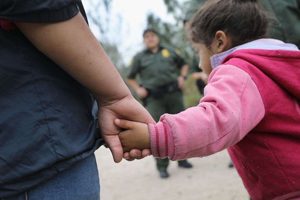 ACLU demanda al gobierno por separar a familias inmigrantes que buscan asilo en EEUU