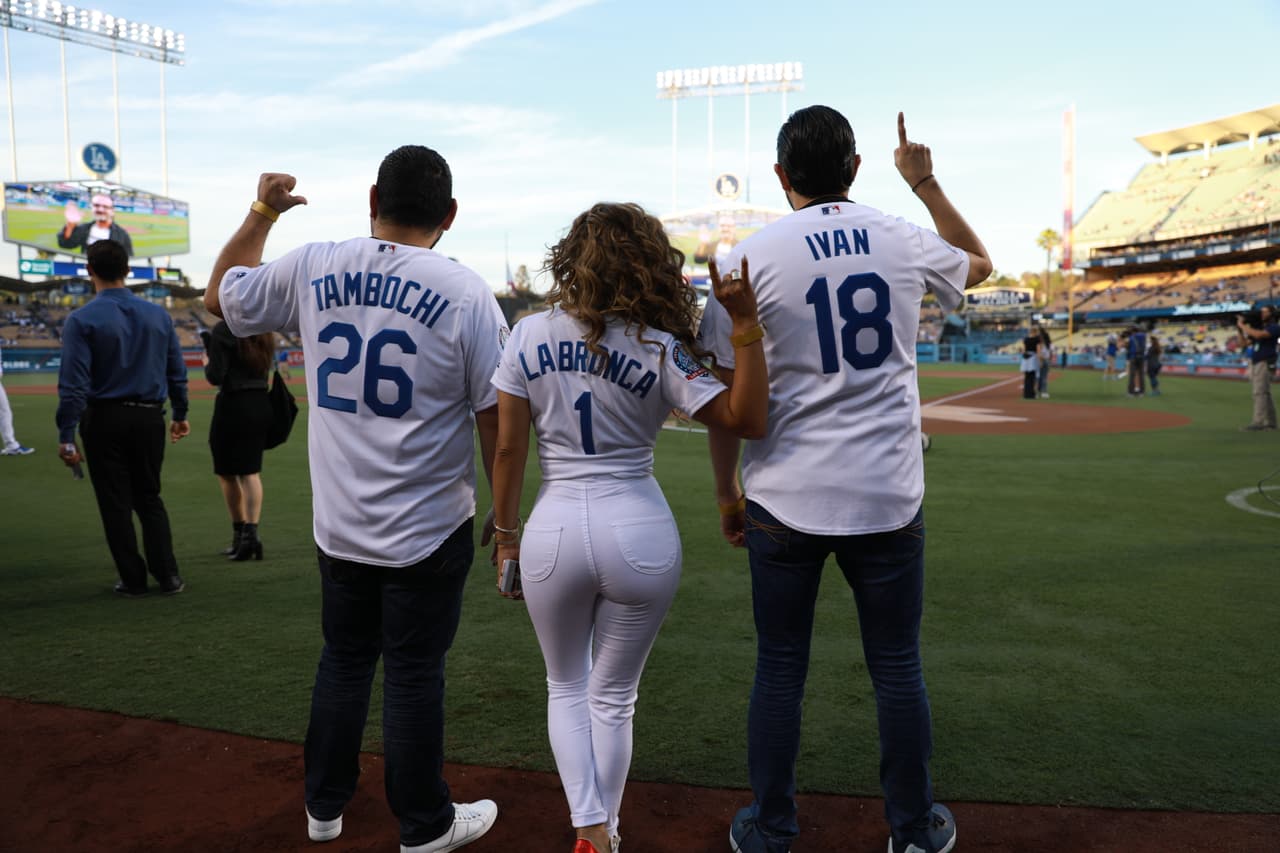 Ellos iban vestidos de acuerdo a la ocasión y con un detalle personalizado.