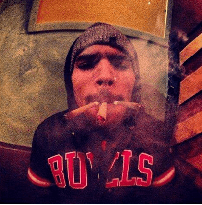 ¿Ustedes creen que su ex le compre?.. Chris Brown compartió esta foto en la que con trabajo le caben los tres porros.