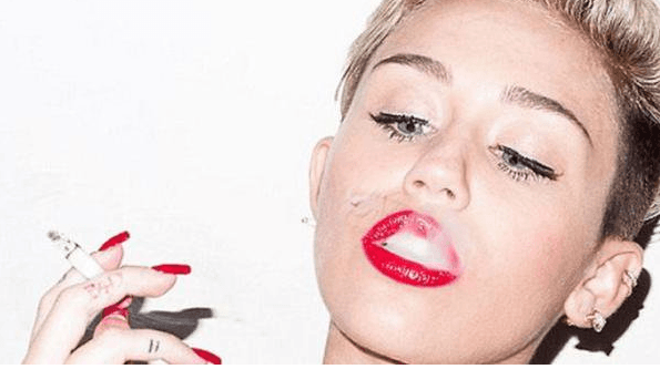 En diversas ocasiones ella ha compartido imágenes en las que está consumiendo marihuana.