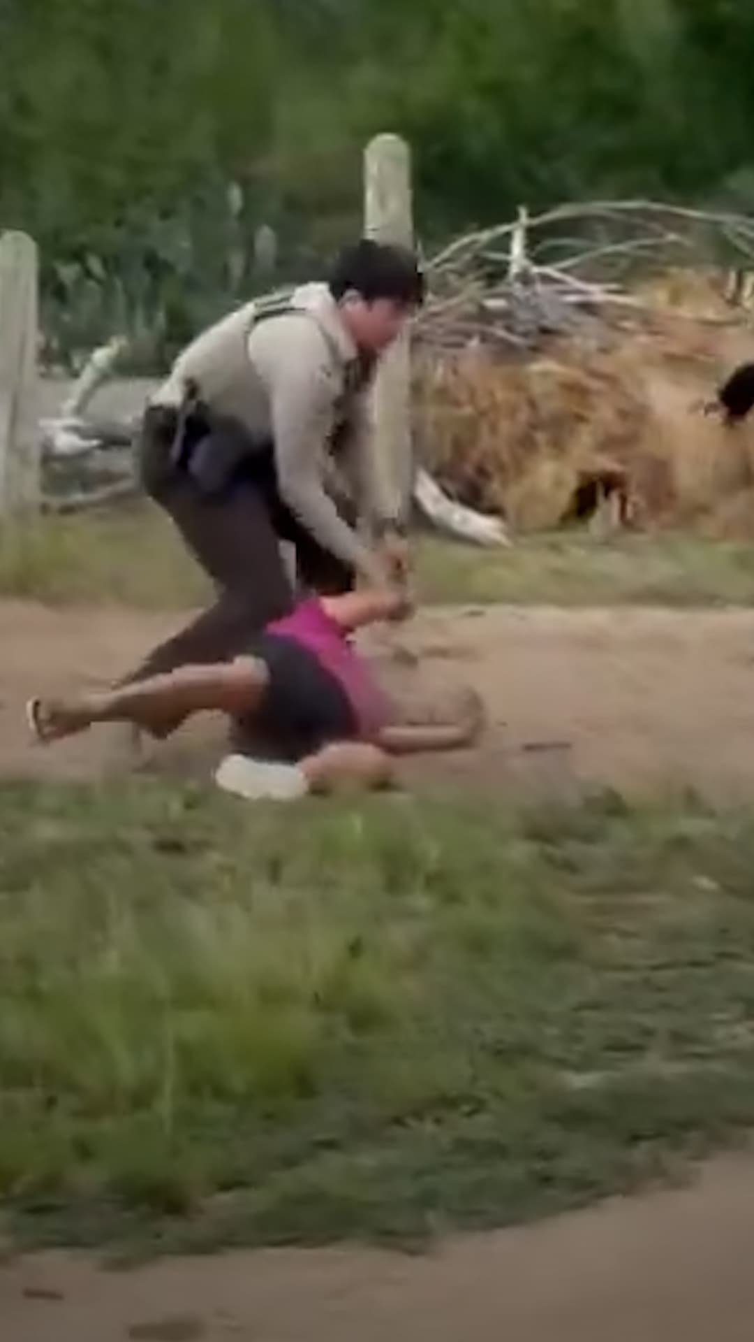 Arrastran y esposan a una mujer mayor durante la detención de su hijo en Texas