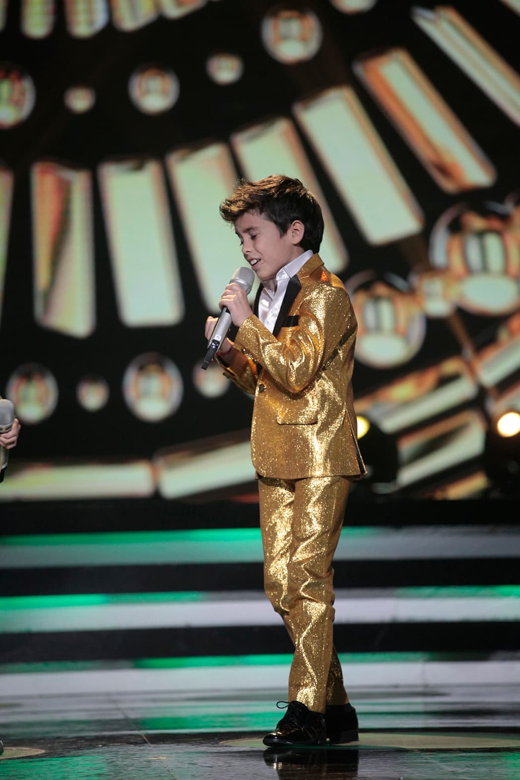 Kevin de 'Beba y sus Yolotzin' salió enfundado en un traje dorado.