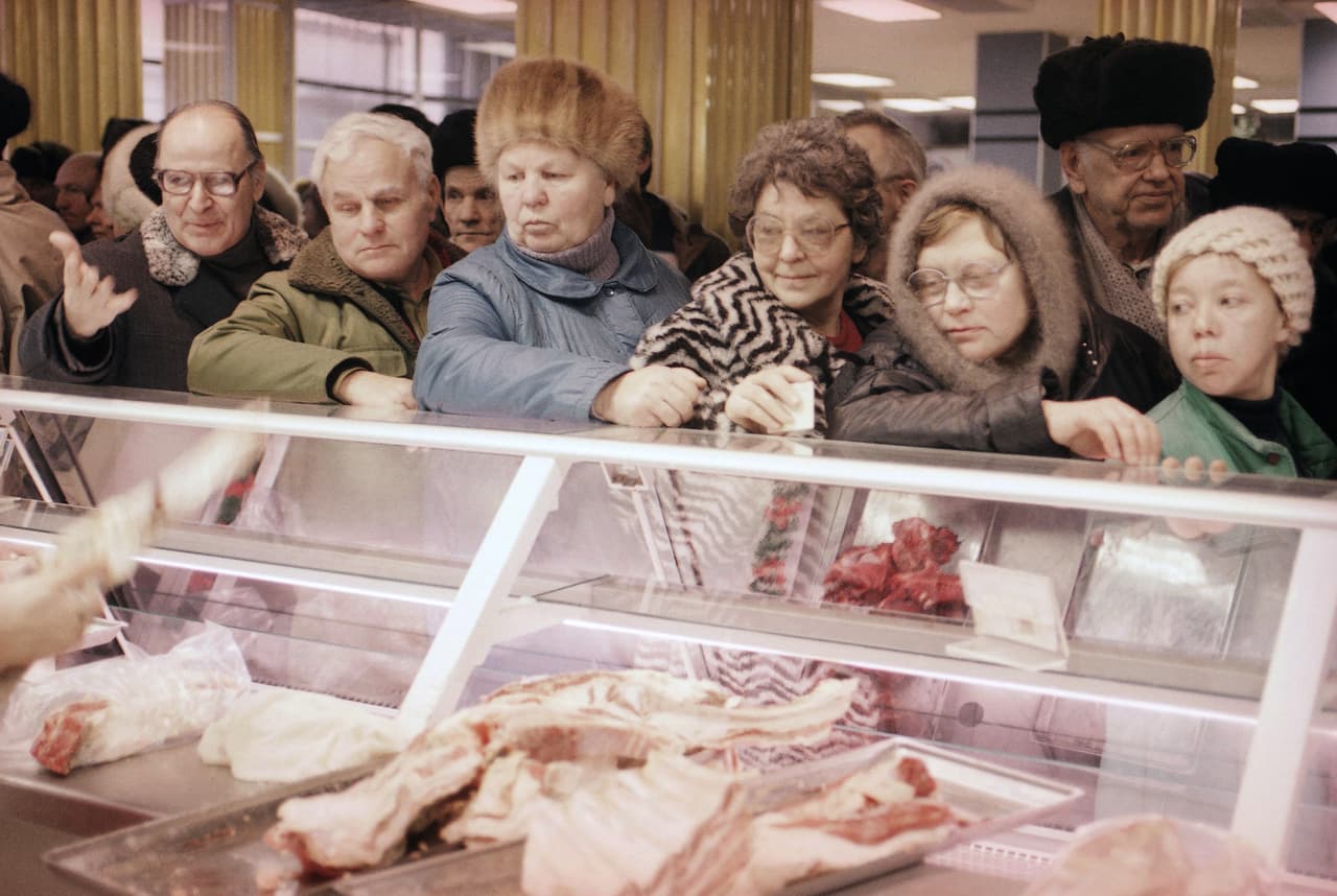 En esta foto de 1991, un grupo de moscovitas se agolpan en una tienda de comestibles estatal, cuando Rusia atravesaba una gravísima crisis económica. Justo por esos momentos es que comenzaba la apertua soviética y el desembarco de empresas como McDonald's.
<br>
<br>
<br>