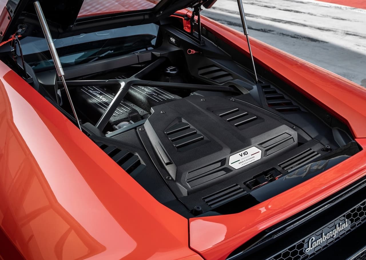 Este exótico de motor central es motivado por
<b> motor V10 de 5.2 litros</b> capaz de generar
<b>630 caballos de fuerza y 443 lb-pie de torque</b>.