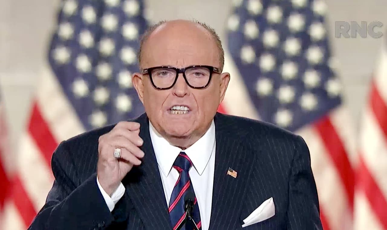 Rudy Giuliani, el abogado personal del presidente Donald Trump, acusó al alcalde demócrata de Nueva York, Bill de Blasio, de no enfrentar con la debida contundencia los disturbios recientes. "No dejen que los demócratas le hagan a Estados Unidos lo que le han hecho a Nueva York", dijo Giuliani, quien ejerció como alcalde de esa ciudad durante la década de los 90.