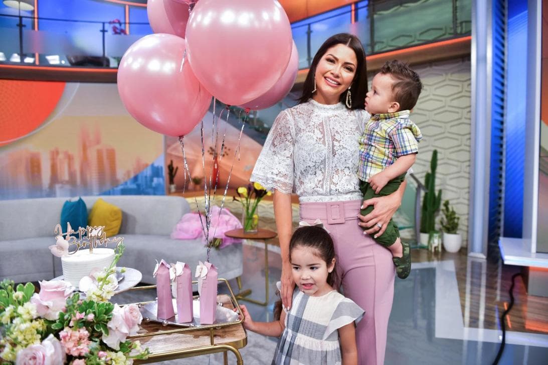 Explicó que ahora trabajará por la noche, por lo que, las actividades con su familia serán en horario contrario. La conductora también vio algunas ventajas que obtendrá de este cambio que la llenan de felicidad, como despertar con sus hijos, arregalar a Giulietta e ir a dejarla a la escuela, así como estar con Gael por las mañanas.