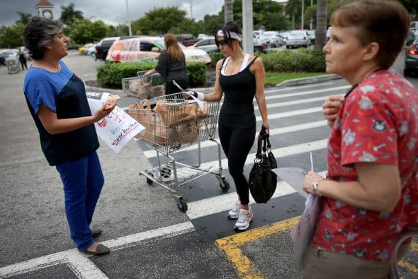 Jessy Abouarab (a la izquierda) es una representante que se la pasó hablando con clientes en este centro comercial del Doral para educarlos.