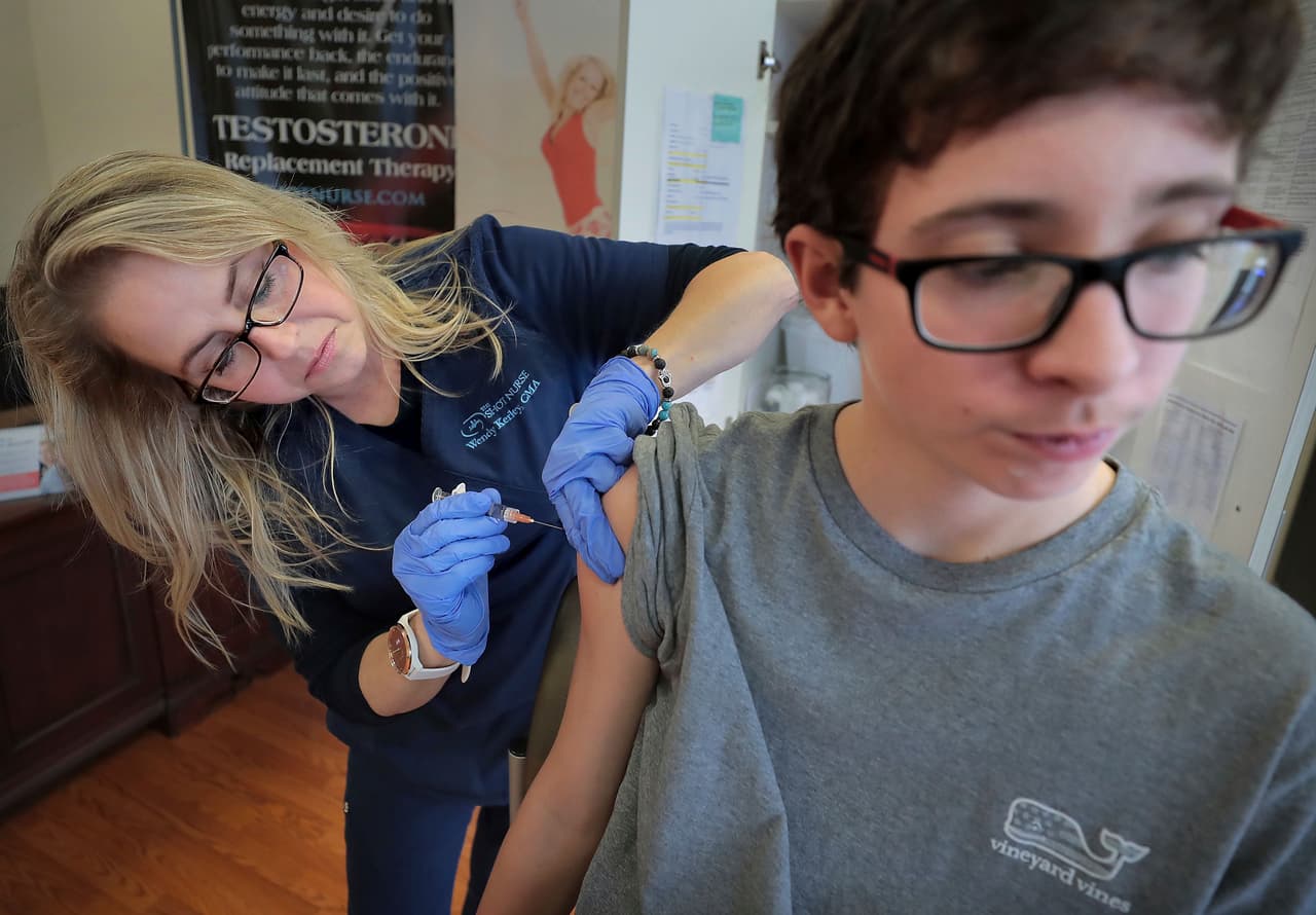 ARCHIVO - En esta fotografía de archivo del 3 de enero de 2019, Wendy Kerley aplica a Ethan Getman, de 15 años, una vacuna contra la gripe en la clínica Cordova Shot Nurse en Memphis, Tennessee. (Jim Weber/Daily Memphian vía AP, Archivo)