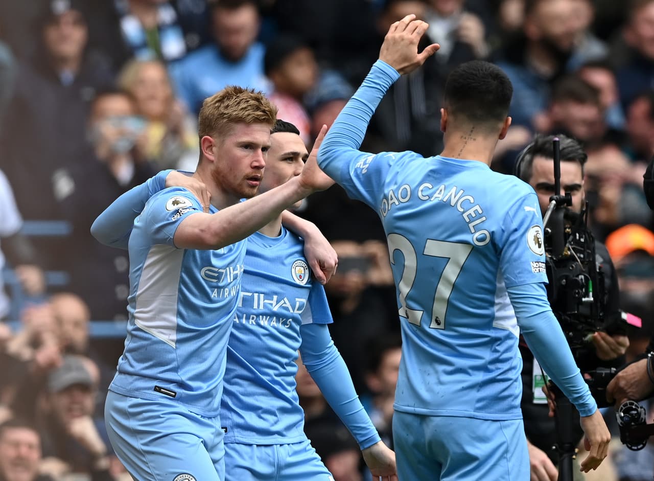 Manchester City y Liverpool dieron un gran partido en Etihad Stadium con un 2-2 final que deja todo igual en la lucha por el título de la Premier League de Inglaterra.