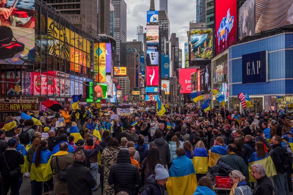 El resultado del encuentro entre ambos presidentes, no fue desestimado por miles de personas que este sábado, 1 de marzo, se congregaron 
<b>en Times Square</b>, para clamar por un pacto justo que ponga fin a la guerra contra Ucrania.
<b> Nueva York</b> es cuna de 
<b><a href="https://www.univision.com/local/nueva-york-wxtv/lideres-mundiales-piden-fin-de-conflictos-en-ucrania-y-gaza-en-la-79-asamblea-general-de-la-onu-video" target="_blank">una de las comunidades de inmigrantes ucranianos</a></b> más grande de la nación, con más de 150,000 residiendo en este estado.
