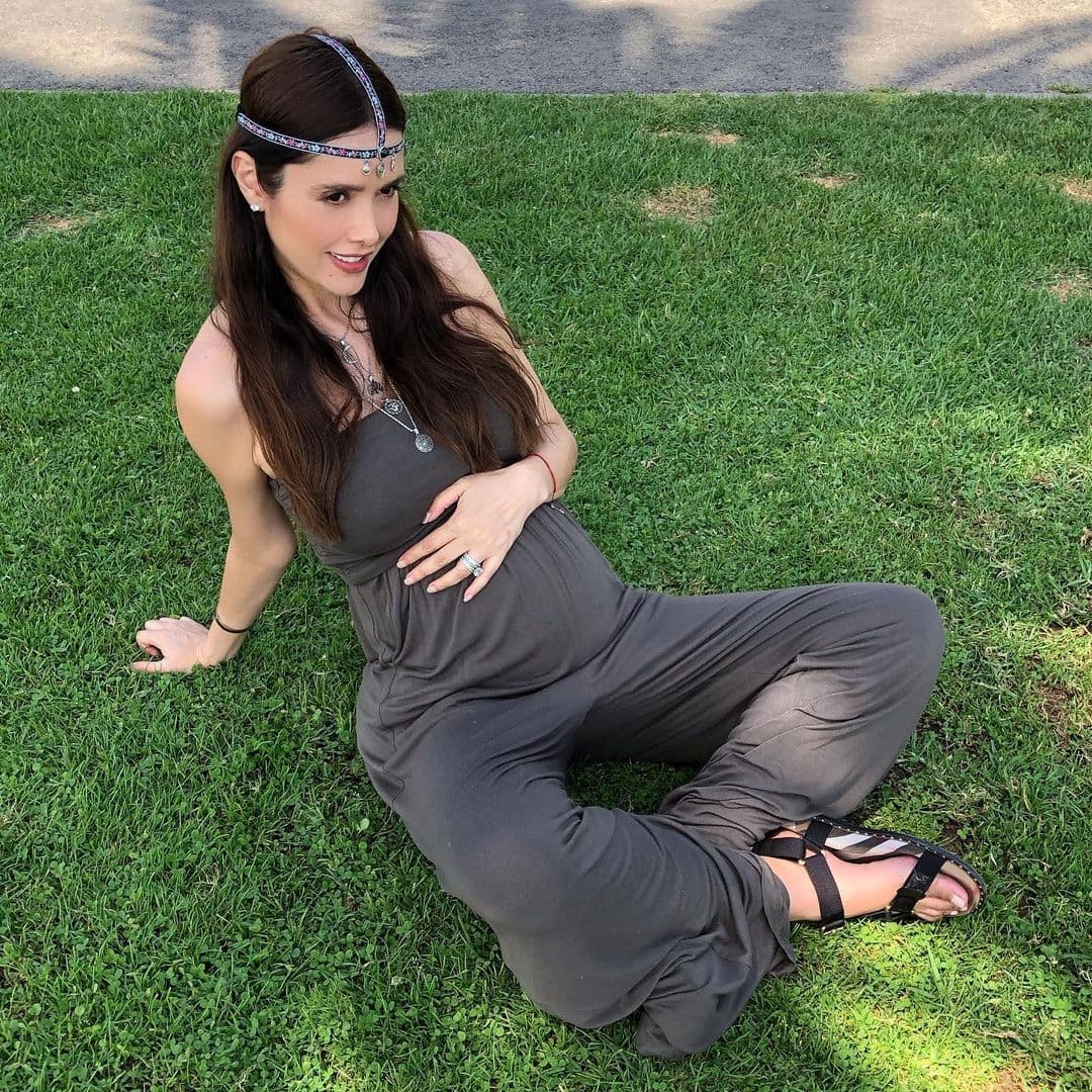 Mientras estuvo embarazada, Favela protagonizó varias sesiones de fotos en las que no solo destacó su ‘baby bump’, sino también su larga cabellera.
<br>