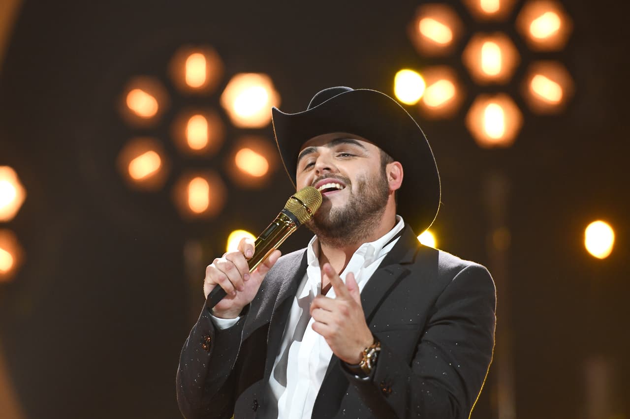 El cantante de 30 años se ha caracterizado por su estilo único en la interpretación de corridos.