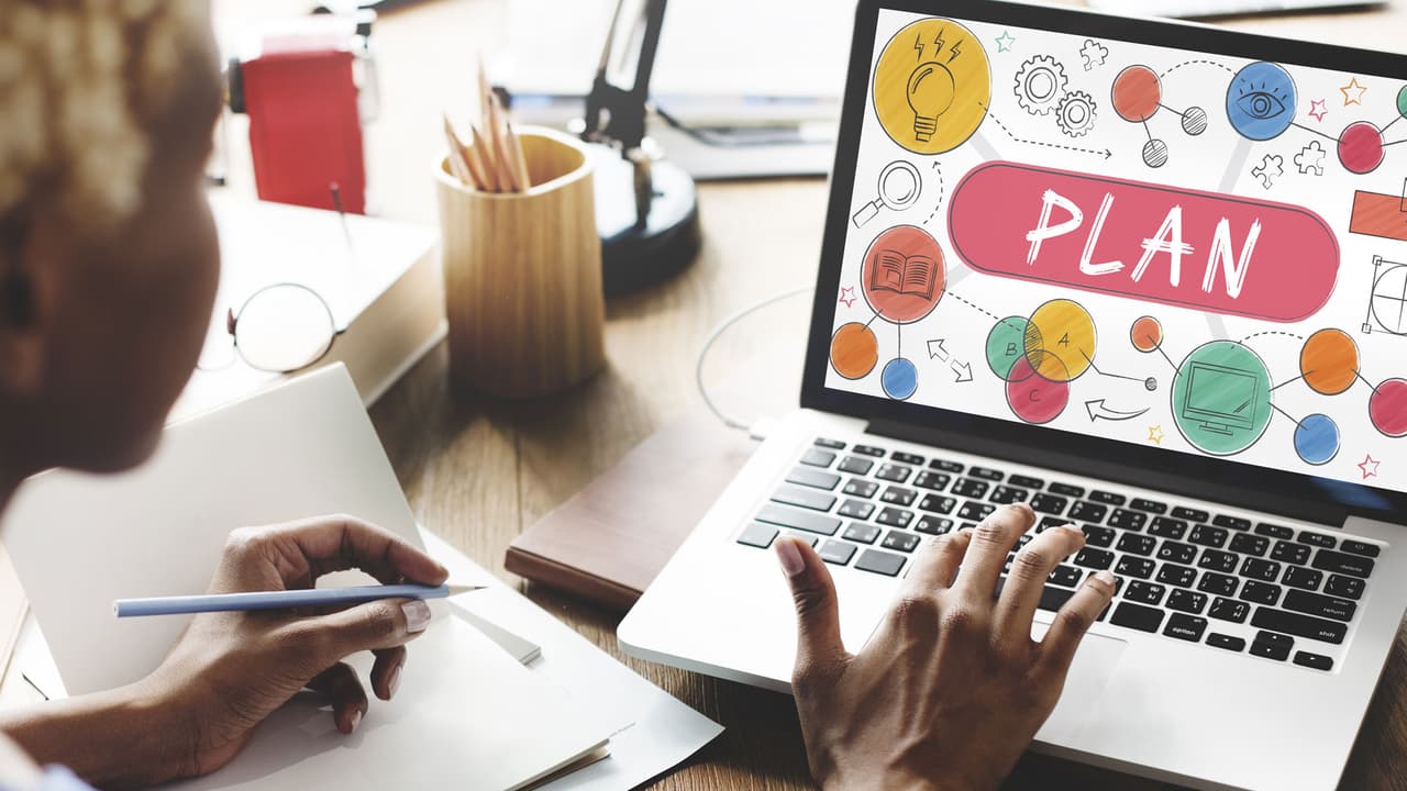 Arma siempre un plan de trabajo. Coordina qué debes hacer o entregar antes. Recuerda fijar tus prioridades. Ponte objetivos cada día.