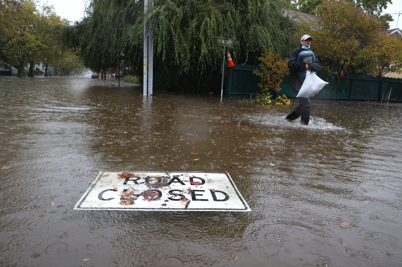<b>San Rafael. </b>Un cartel que dice "carretera cerrada" flota en una calle inundada de San Rafael, California.