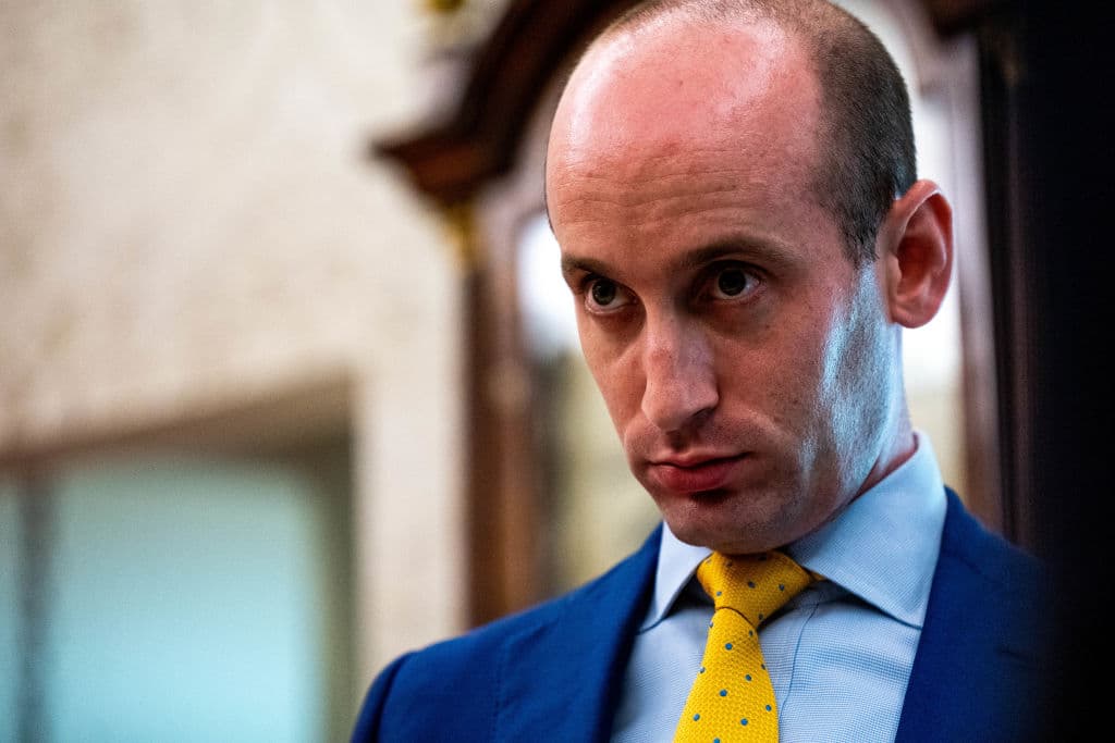 <b>Stephen Miller, asesor presidencial:</b> en una entrevista con Fox News el 31 de julio de 2020, el polémico redactor de varios de los discursos del presidente Trump se burló de Biden diciendo: "Como saben, Joe Biden está atrapado en un sótano en alguna parte. y él simplemente emerge de vez en cuando y alguien le entrega una tarjeta y él dice lo que sea que su empleado de 23 años le diga que diga y luego desaparece obedientemente para ser visto una semana después".