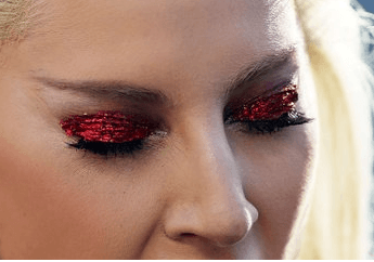 Empezando por sus ojos, la cantante eligió un maquillaje brillante.