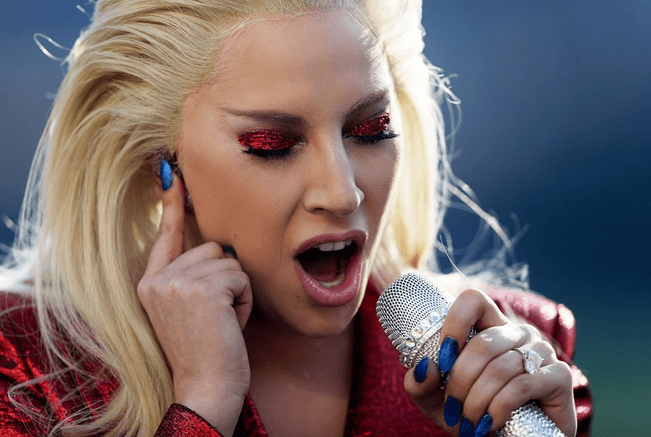 Como era de esperarse, Lady Gaga no podía pasar desapercibida y su atuendo fue muy polémico.