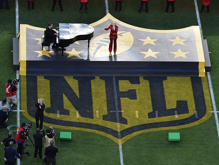 Ella lució imponente ante un público captivo y emocionado por el arranque de la edición 50 del Super Bowl.