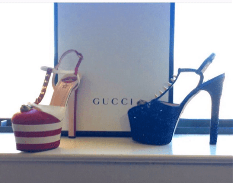 La marca de los increíbles tacones que usó fueron Gucci.