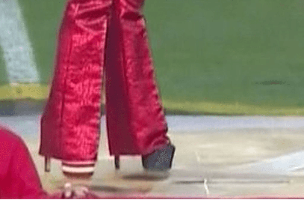 Otra de las cosas que saltó a la vista, fueron los zapatos. Unas plataformas que por sus colores y franjas hacían alusión a la bandera americana.