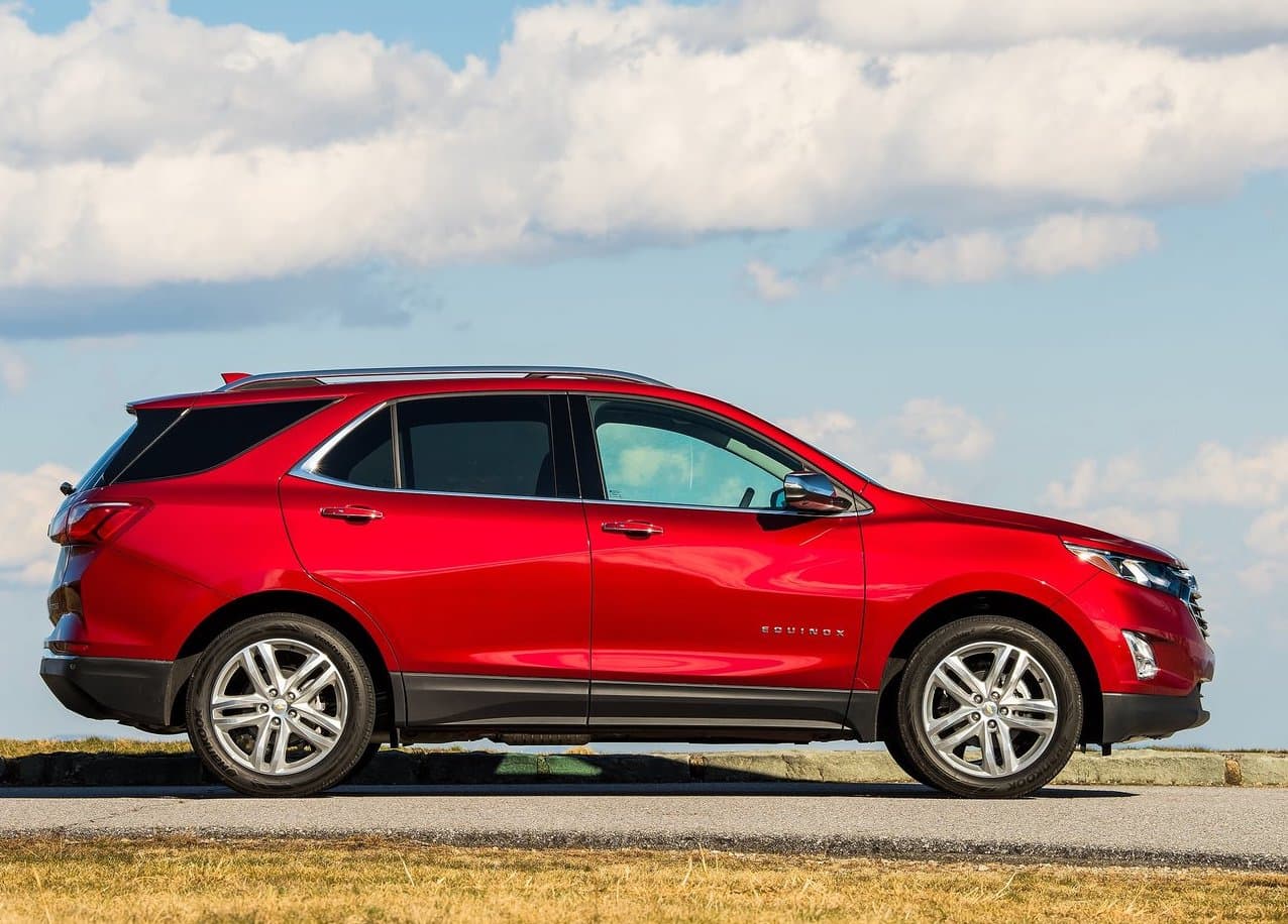 ¿Para qué cambiar lo que funciona? Ese probablemente fue el pensamiento de Chevrolet referente a la Equinox en 2019, pues esta edición únicamente recibió cambios leves en forma de opciones. Los compradores que se decidan por una Equinox pueden escoger entre dos motores de gasolina y uno turbodiésel, tracción delantera o integral y cuatro niveles de equipamiento: L, SL, LT y Premier. Comparado al año pasado, sus ventas han incrementado un 8%.