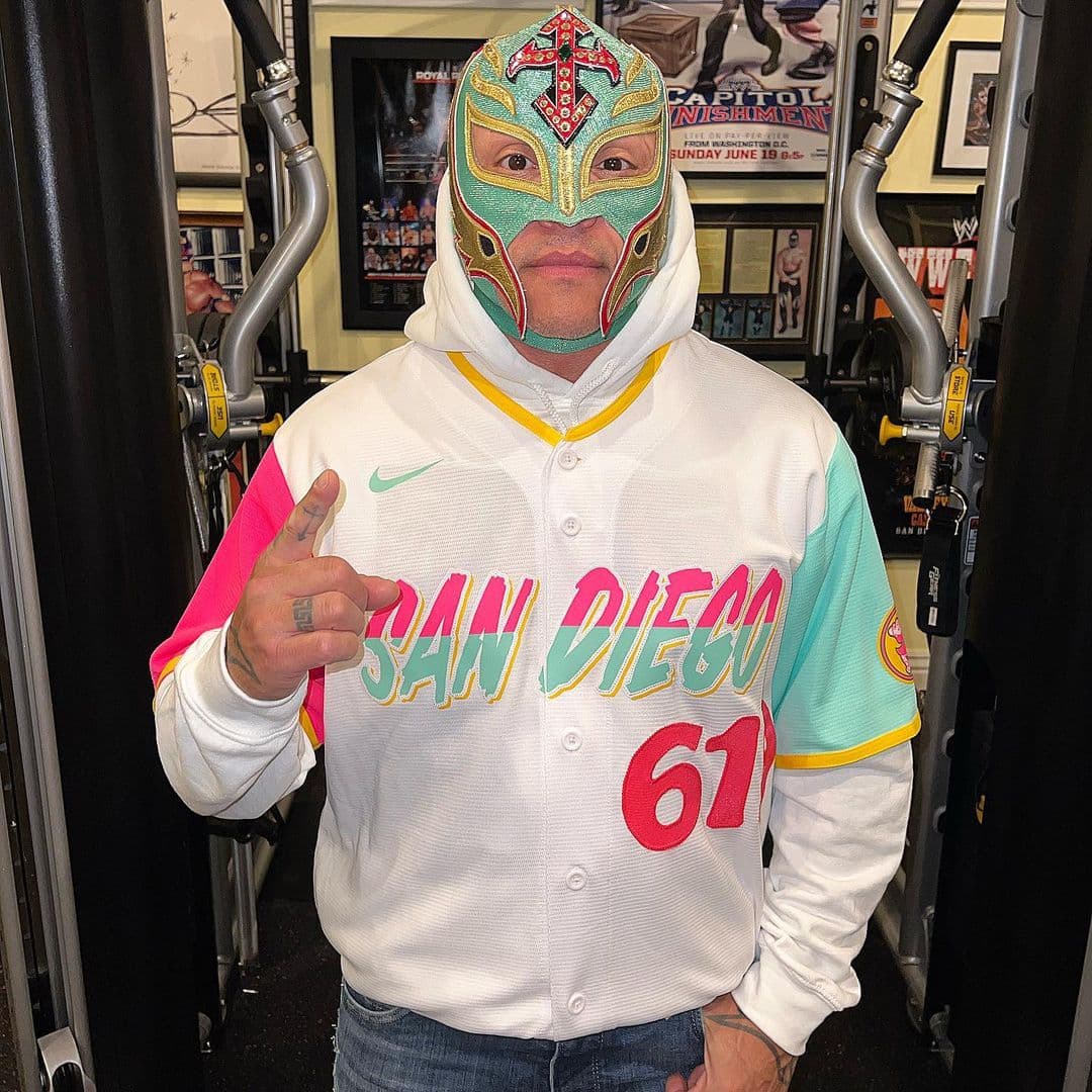 Rey Misterio inducido al salón de la fama de la WWE