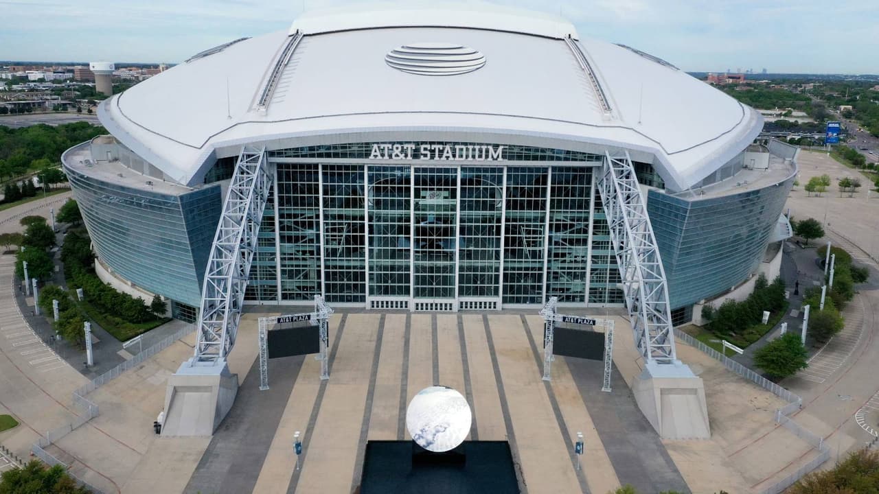 <h2 class="cms-H2-H2">AT&T Stadium</h2>
<br>Es uno de los más grandes de EEUU. Este estadio es la casa de los Cowboys y también sede de grandes conciertos y partidos de fútbol. Se jugarán tres partidos de la Copa América y en el Mundial de Fútbol del 2026 es la sede con más partidos programados. 
<br>
<br>📍
<a href="https://www.google.com/maps/place/AT%26T+Stadium/@32.7480011,-97.0959914,17z/data=!3m1!4b1!4m6!3m5!1s0x864e7d86c8884727:0x6d1e60e88c6a9df8!8m2!3d32.7479966!4d-97.0934165!16zL20vMGc5djFx?entry=ttu" target="_blank">AT&T Way</a>, Arlington, TX 76011
<br>🏟️ Si quieres saber más de próximos eventos en la Casa de los Cowboys, 
<a href="https://attstadium.com/" target="_blank">entra aquí.</a> 
<br>
<br>
<br>