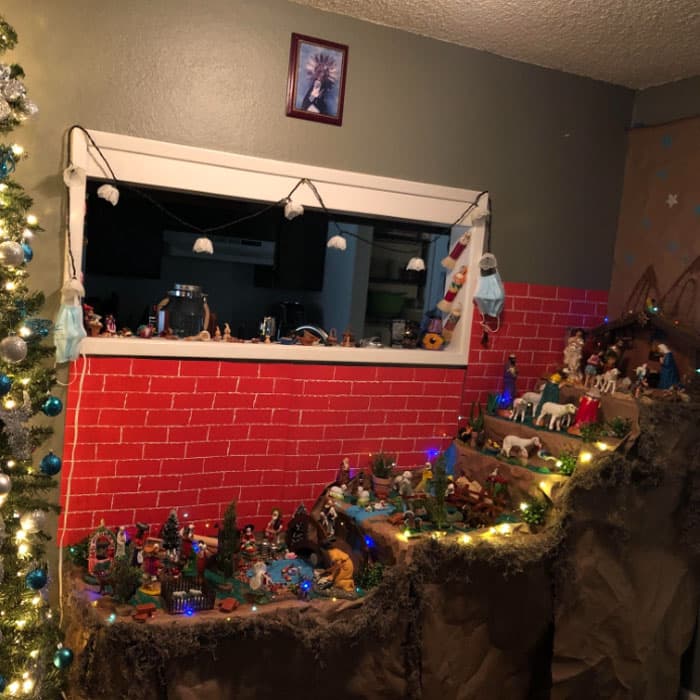 "Para nosotros, el significado de la Navidad es la llegada del niño Dios", dice Mary O., quien adornó a su casa con un nacimiento de varios niveles.