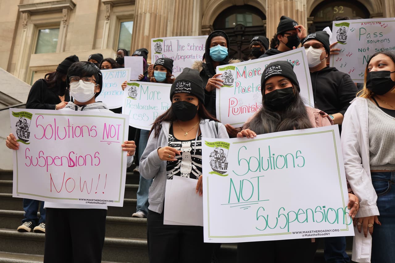 De acuerdo con la organización Urban Youth Collaborative, los estudiantes afroamericanos son suspendidos en proporción del 5 a 1 comparados con los blancos.
<br>