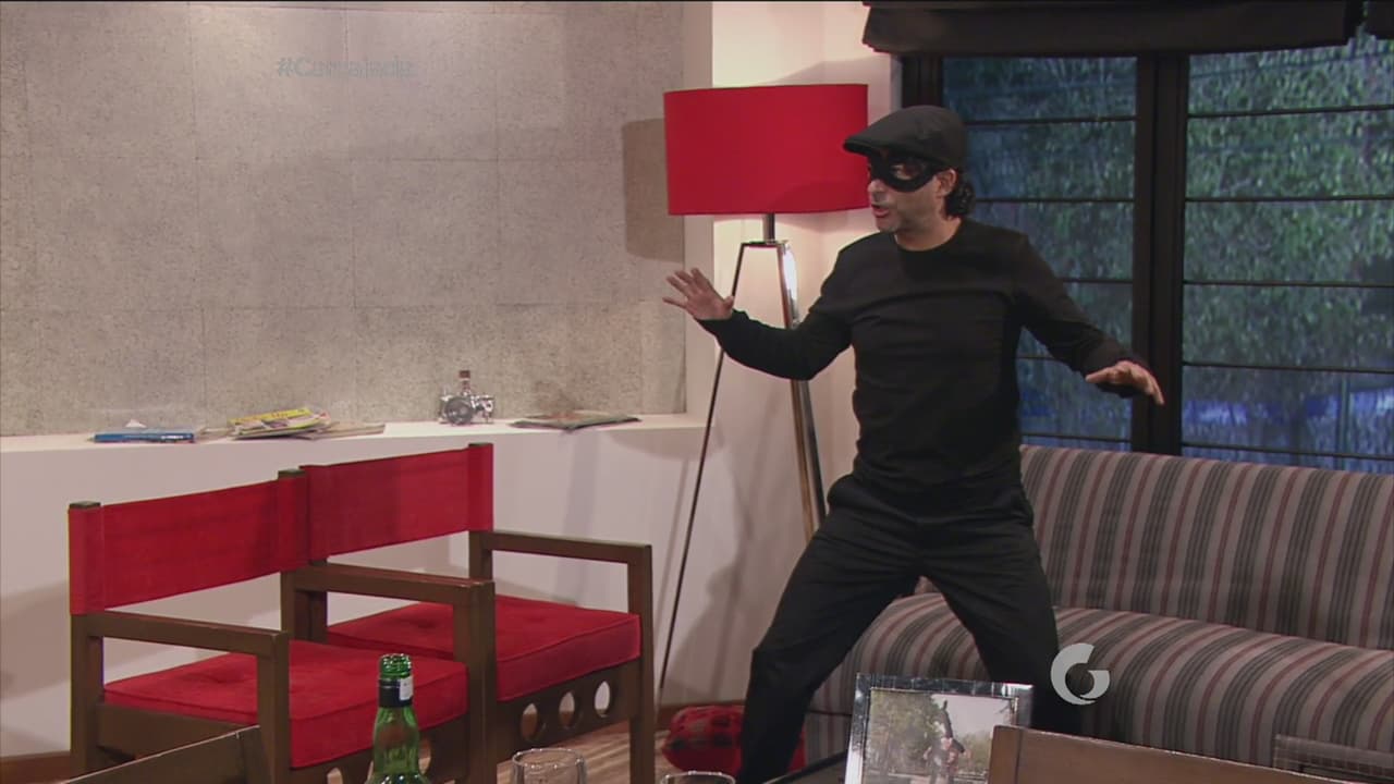 Un conjunto negro, una boina del mismo color y un antifaz te harán ver como un ladrón.