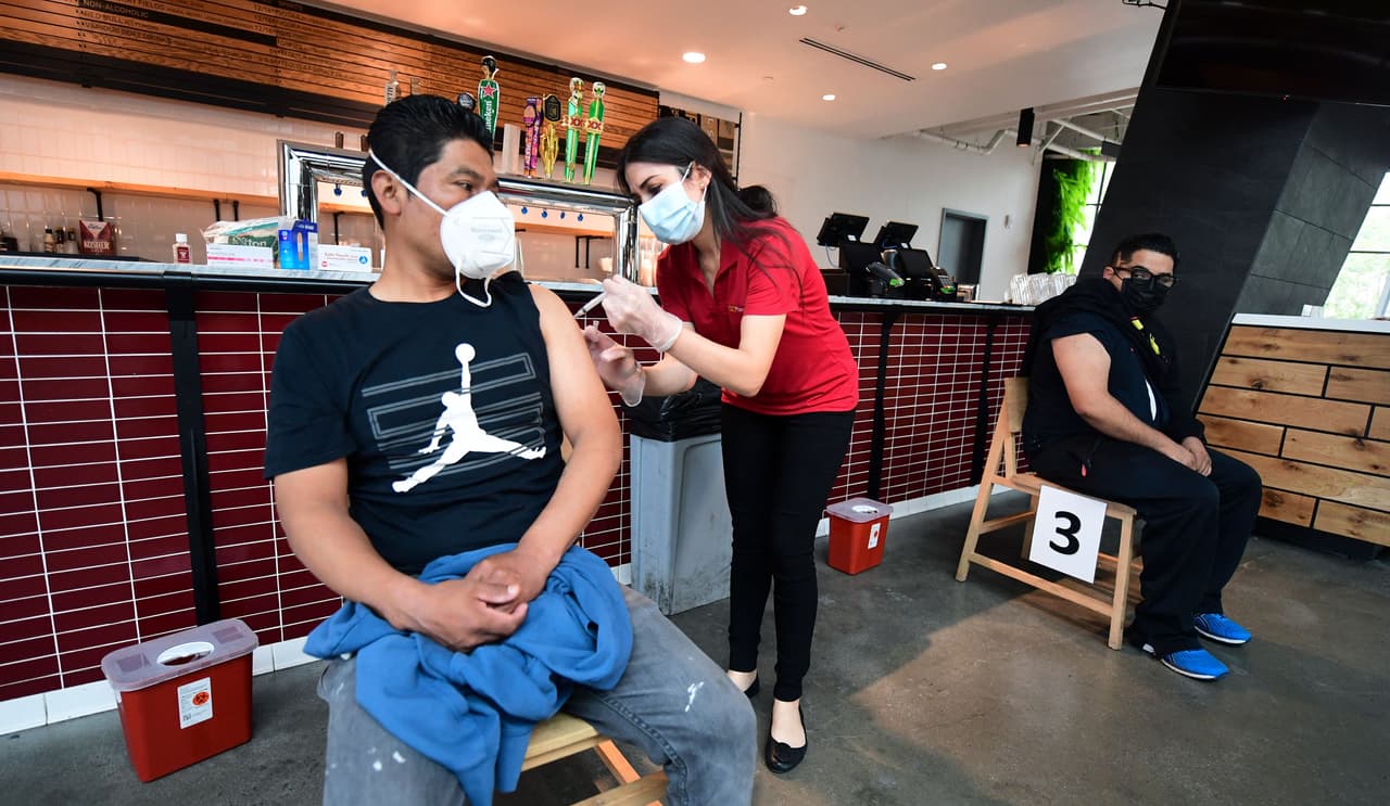 Poco a poco las vacunas comenzaron a distribuirse a más grupos. Actualmente la vacuna contra el coronavirus está disponible para todas las personas que lo deseen en Estados Unidos.