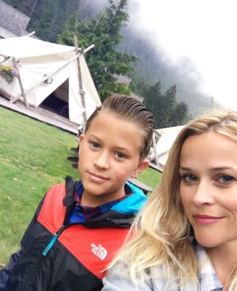 Reese Witherspoon y su hijo se fueron de campamento.