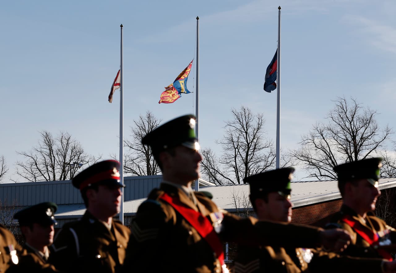Y aunque el protocolo dicte que no puede estar a media asta, lo cierto es que ha ocurrido, como se puede ver en la fotografía tomada en Inglaterra durante los funerales de Nelson Mandela.