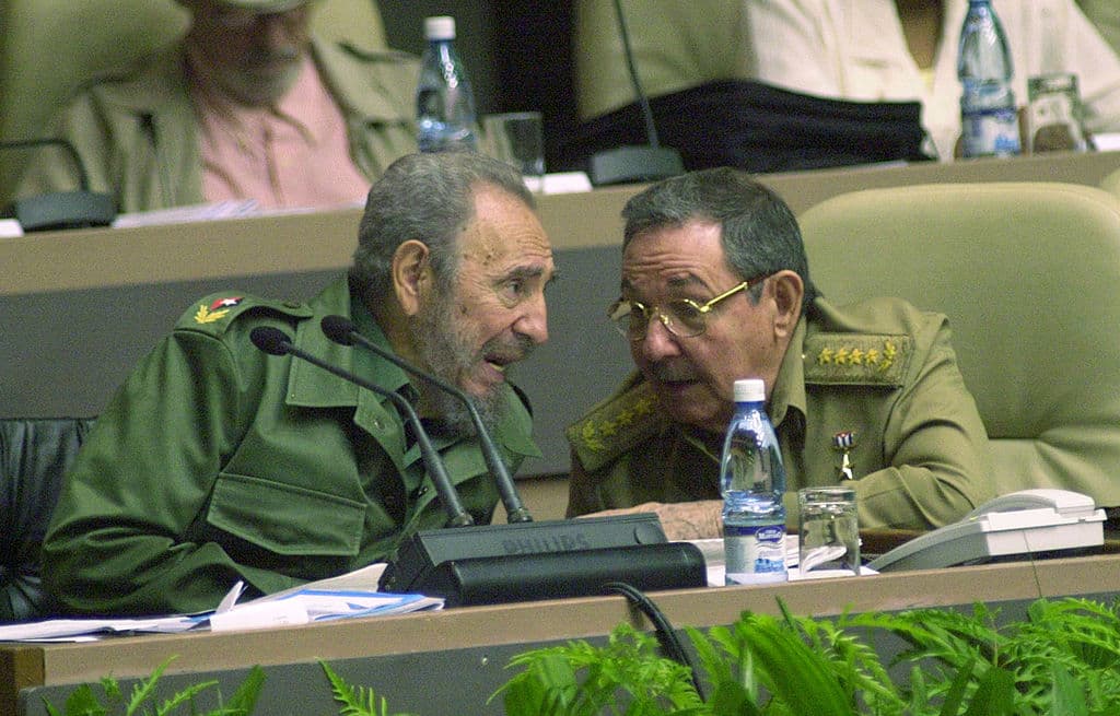 Fidel Castro entregó definitivamente el poder a su hermano Raúl el 19 de febrero de 2008 a través de un discurso publicado en la edición digital del diario oficial Granma. Su renuncia abrió la puerta a posibles reformas graduales en la isla. Algunas de ellas han ido tomando cuerpo, como la apertura de vuelos comerciales entre EEUU y Cuba tras el restablecimiento de las relaciones diplomáticas entre ambos países.