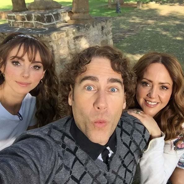 Carlos bendito entre las bellas Natalia y Andrea.