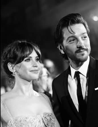 Es ya uno de los mexicanos que han triunfado en Hollywood. Aquí lo vemos junto a Felicity Jones, con quien compartió créditos en el filme de la serie 'Star Wars'.