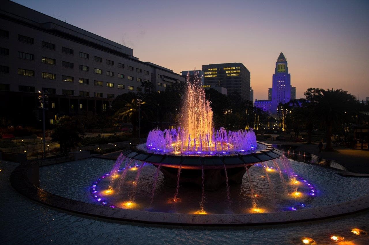 Fuente del Grand Park en el Centro de Los Ángeles también mantendrá iluminada su gigantesca fuente con los colores de LA Lakers en honor al jugador estrella de la ciudad.