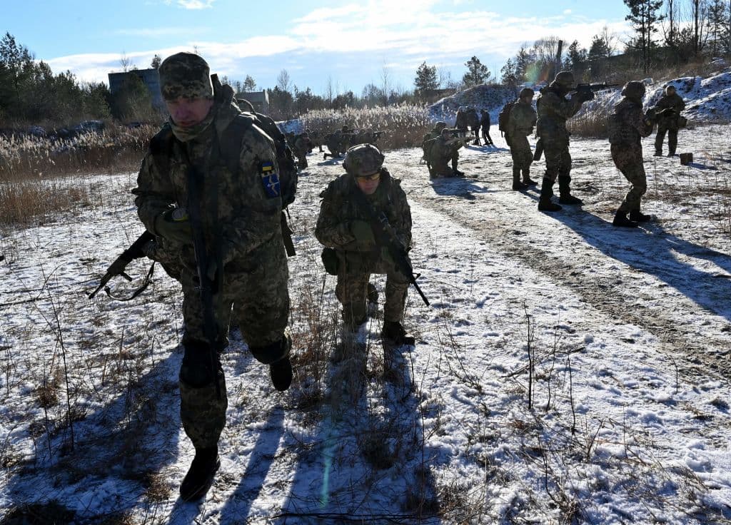 Soldados de las Fuerzas Armadas de Ucrania realizan un ejercicio militar cerca de Kiev el 25 de diciembre pasado.