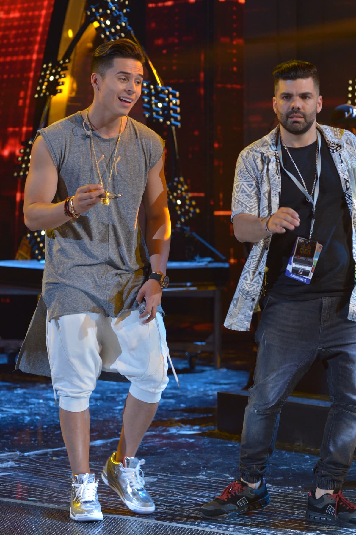 Nos presumió que sus bailarinas estaban dándole duro al movimiento de cadera, así como él.